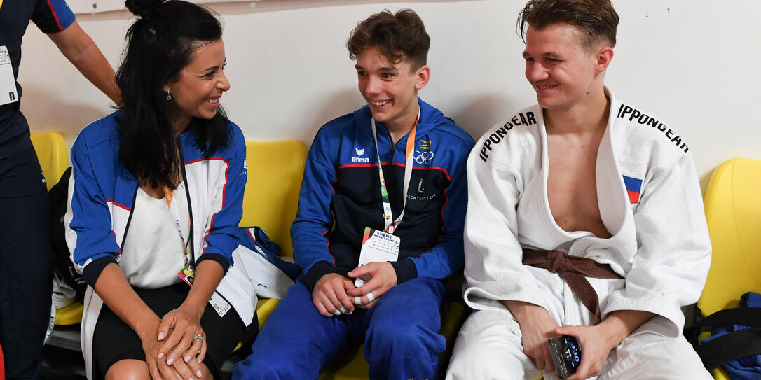 Mittendrin: Sportministerin Dominique Hasler unterhält sich mit den Judokas Manuel Tischhauser und Tristan Frei (v.l.).