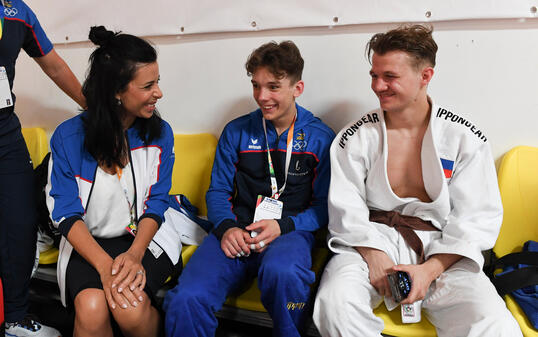 Mittendrin: Sportministerin Dominique Hasler unterhält sich mit den Judokas Manuel Tischhauser und Tristan Frei (v.l.).