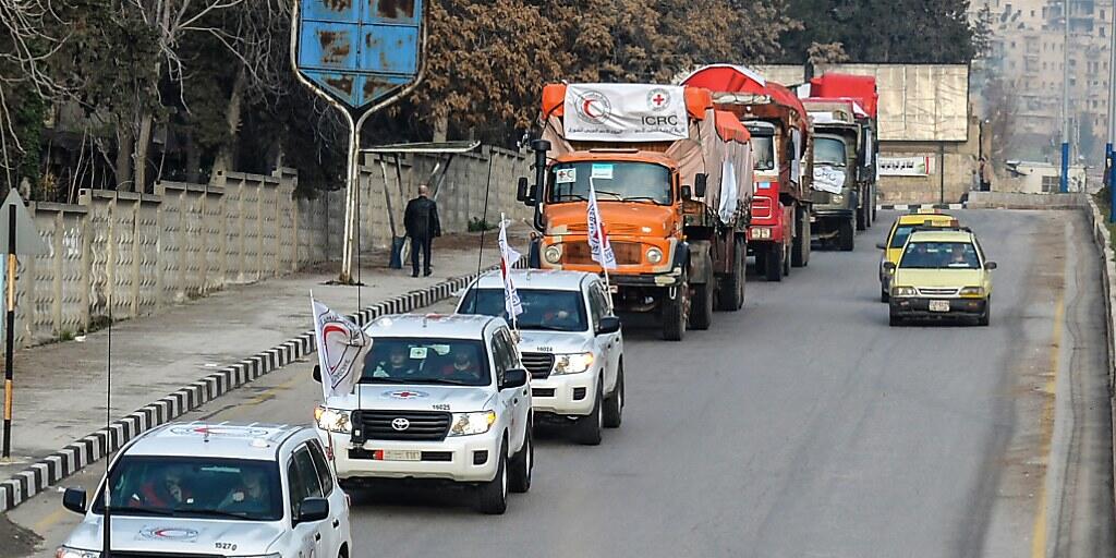 Der Rot-Kreuz-Konvoi mit Hilfsgütern unterwegs nach Afrin