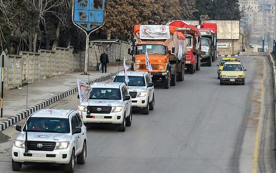 Der Rot-Kreuz-Konvoi mit Hilfsgütern unterwegs nach Afrin