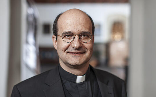 Martin Grichting, Generalvikar des Bistums Chur, sieht sich nach der Nichtwahl eines neuen Churer Bischofs mit einer Rücktrittsforderung konfrontiert.