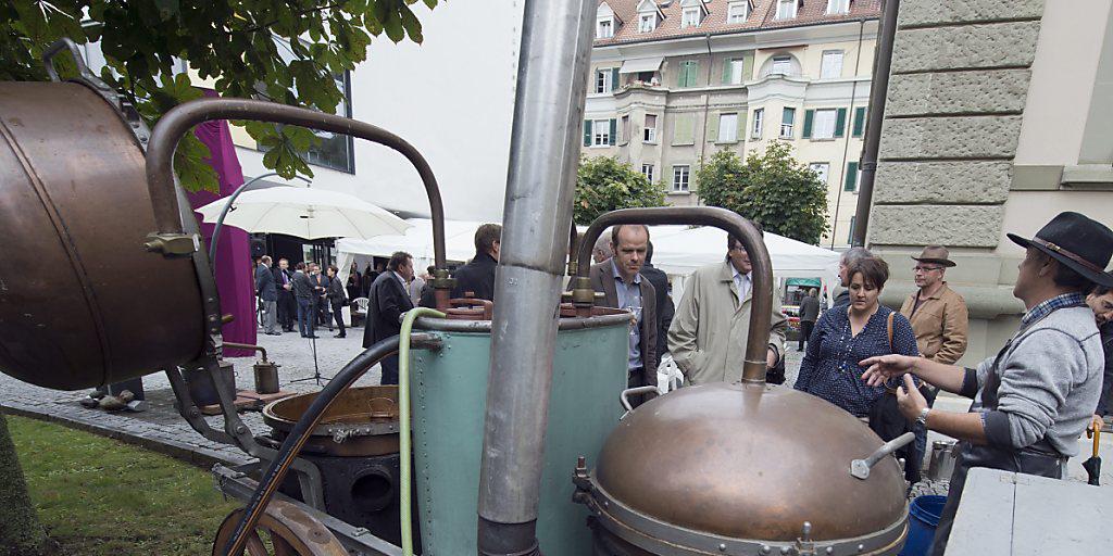 Mit einem alten Lohnbrennergefährt feierte die Eidgenössische Alkoholverwaltung (EAV) 2012 in Bern ihren 125. Geburtstag. Fünf Jahre später folgt das Aus: Anfang 2018 geht der Vollzug der Alkoholgesetzgebung auf die Eidgenössische Zollverwaltung über. (Archivbild)
