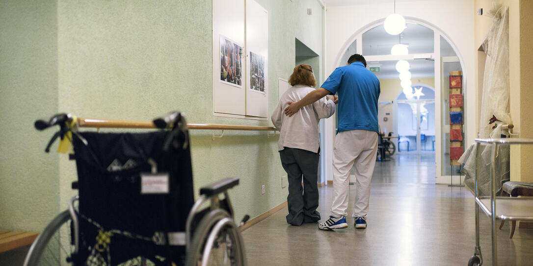 ZIVILDIENSTEINSATZ, WEHRERSATZDIENST, ZIVIDIENST, ZIVILDIENSTLEISTENDER, ZIVILDIENSTLEISTENDE, ZIVILER ERSATZDIENST, ERSATZDIENST, GESUNDHEITSWESEN, BEWEGUNGSTHERAPIE, PHYSIOTHERAPIE, ROLLSTUHL, PFLEGE, PFLEGEHEIM, HEIM, LANGZEITPFLEGE, BETREUUNG, ALTERSHE ZIVILDIENSTEINSATZ, WEHRERSATZDIENST, ZIVIDIENST, ZIVILDIENSTLEISTENDER, ZIVILDIENSTLEISTENDE, ZIVILER ERSATZDIENST, ERSATZDIENST, GESUNDHEITSWESEN, BEWEGUNGSTHERAPIE, PHYSIOTHERAPIE, ROLLSTUHL, PFLEGE, PFLEGEHEIM, HEIM, LANGZEITPFLEGE, BETREUUNG, ALTERSHE