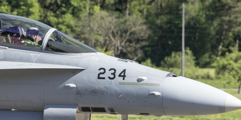 Die Räte sind einverstanden: Mit 450 Millionen Franken soll die Lebensdauer der F/A-18-Kampfjets verlängert werden. (Archivbild)