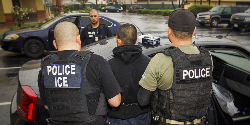 Beamte der US-Polizeibehörde ICE nehmen in Los Angeles im Februar 2017 einen Ausländer fest.