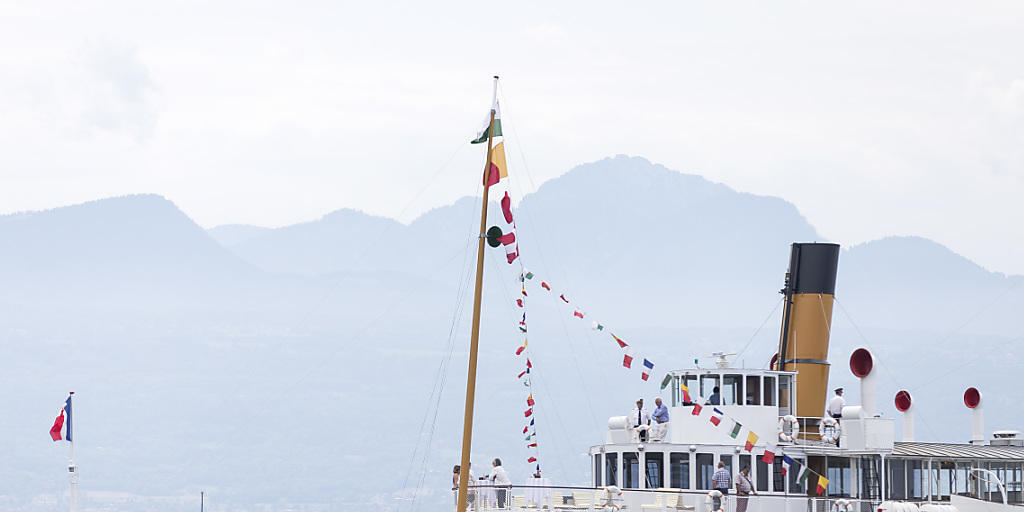 Nach einer Renovation von anderthalb Jahren stach der Belle-Epoque-Raddampfer "Montreux" am Mittwoch erstmals wieder in den Genfersee.
