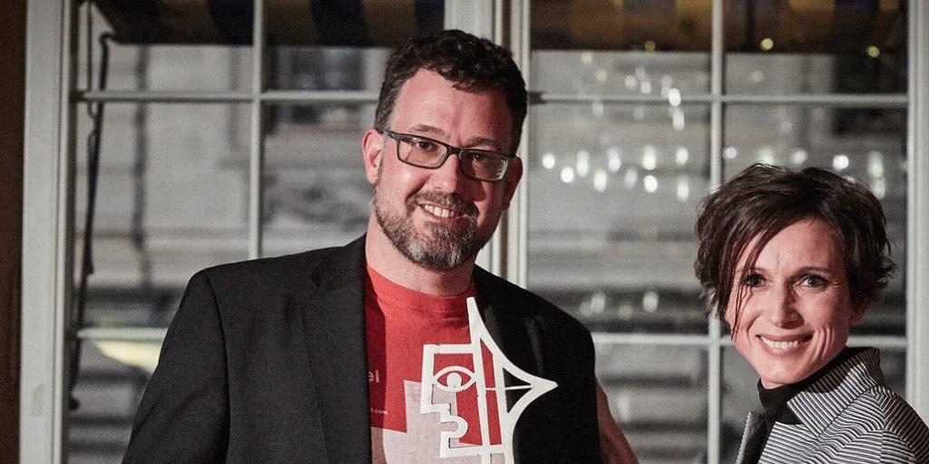Michael Räber erhält von SP-Ständerätin und Jury-Präsidentin Pascale Bruderer Wyss den "Prix Courage" überreicht. (Bild: Beobachter)
