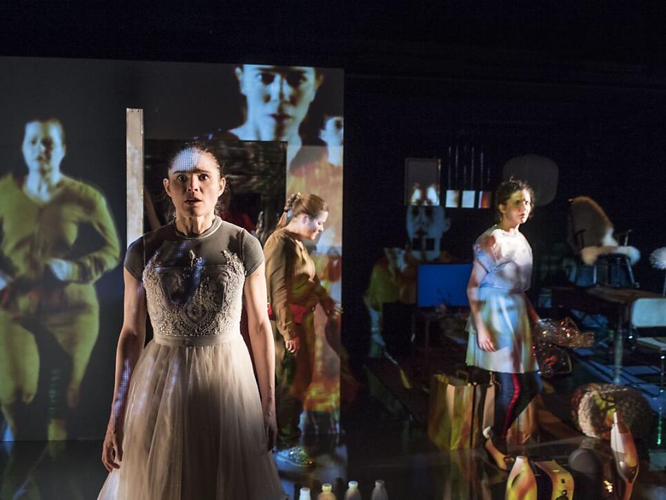 Eine Szene aus "Frau im Wald" von Julia Haenni. Das Stück hatte am 14. März 2018 im Theater Tuchlaube in Aarau Uraufführung.