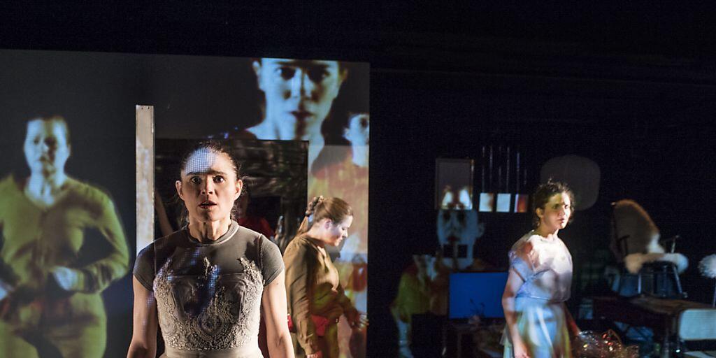 Eine Szene aus "Frau im Wald" von Julia Haenni. Das Stück hatte am 14. März 2018 im Theater Tuchlaube in Aarau Uraufführung.