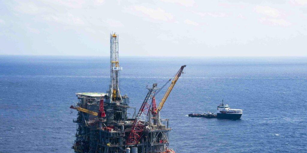 Der Ölkonzern Shell hat im dritten Quartal die niedrigeren Ölpreise zu spüren bekommen - im Bild eine Shell Ölplattform im Golf von Mexiko. (Archiv)