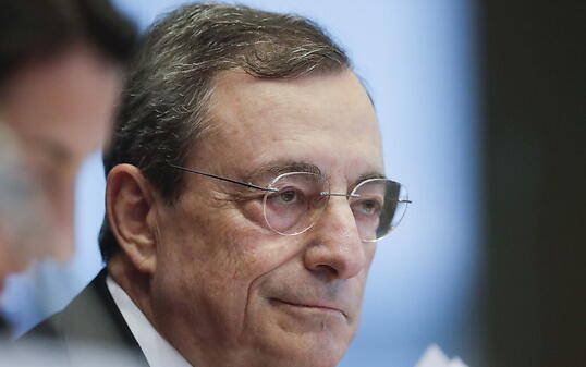 Die Europäische Zentralbank (EZB) bekräftigt zum Ende der Amtszeit von EZB-Präsident Mario Draghi die ultralockere Geldpolitik. (Archivbild)