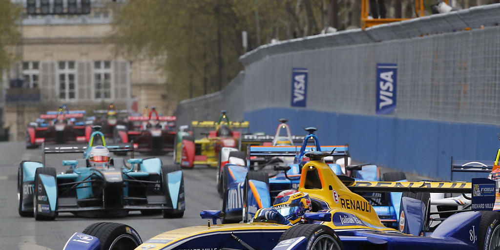 Eine solche Rennszene wie in Paris könnte bald auch in Zürich zu erleben sein: Sébastien Buemi im blau-gelben Rennwagen beendete den "Formula E Paris ePrix 2016" auf dem dritten Rang. (Archiv)