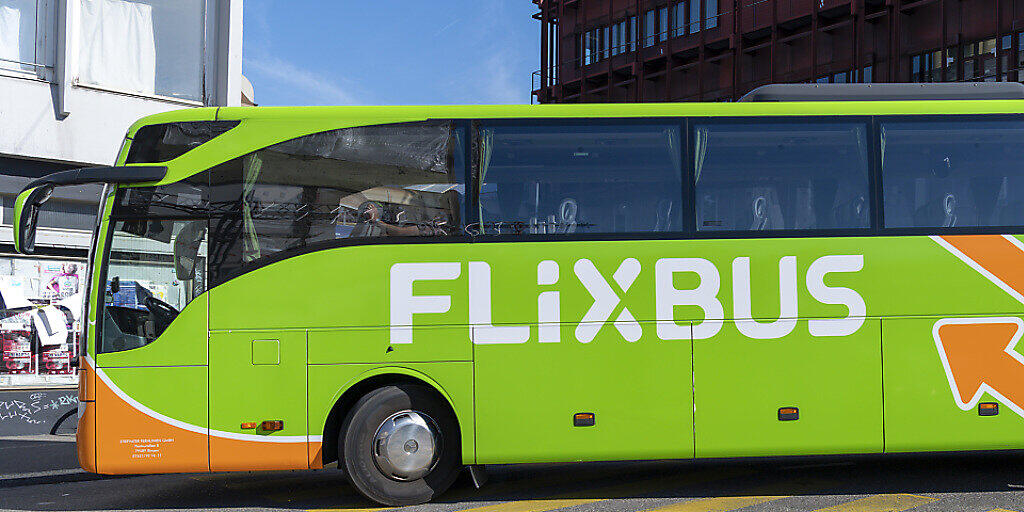 Wegen der Corona-Beschränkungen stellen die Fernbusse von Flixbus ihren Betrieb vorübergehend ein. (Archivbild)