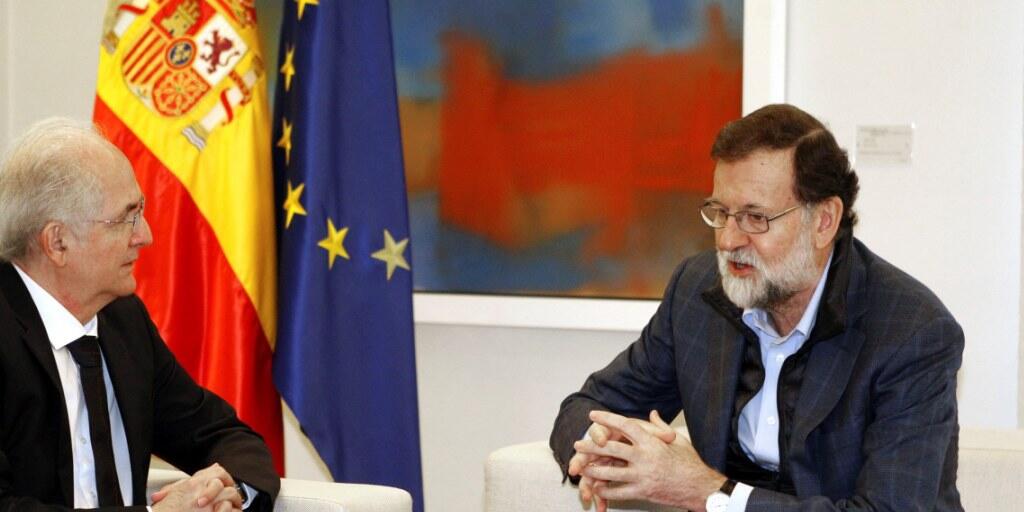 Der venezolanische Oppositionsführer Antonio Ledezma (links) im Gespräch mit dem spanischen Regierungschef Mariano Rajoy am Samstag in Madrid.