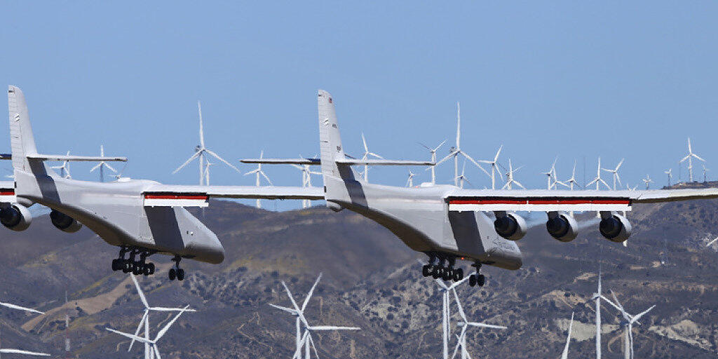 Das weltgrösste Flugzeug Stratolaunch am Samstag in Kalifornien auf seinem ersten Testflug. Es hat zwei Rümpfe und sechs Triebwerke.