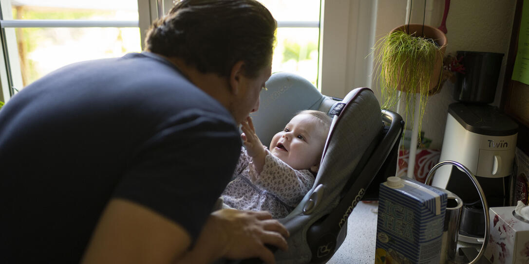 KLEINKIND, BABY, BEBE, SAEUGLING, KIND, TOCHTER, MAEDCHEN, ELTERN, VATER, EHEMANN, KINDERBETREUUNG, VATERSCHAFTSURLAUB, ELTERNZEIT, BABYSCHALE, KLEINKIND, BABY, BEBE, SAEUGLING, KIND, TOCHTER, MAEDCHEN, ELTERN, VATER, EHEMANN, KINDERBETREUUNG, VATERSCHAFTSURLAUB, ELTERNZEIT, BABYSCHALE,