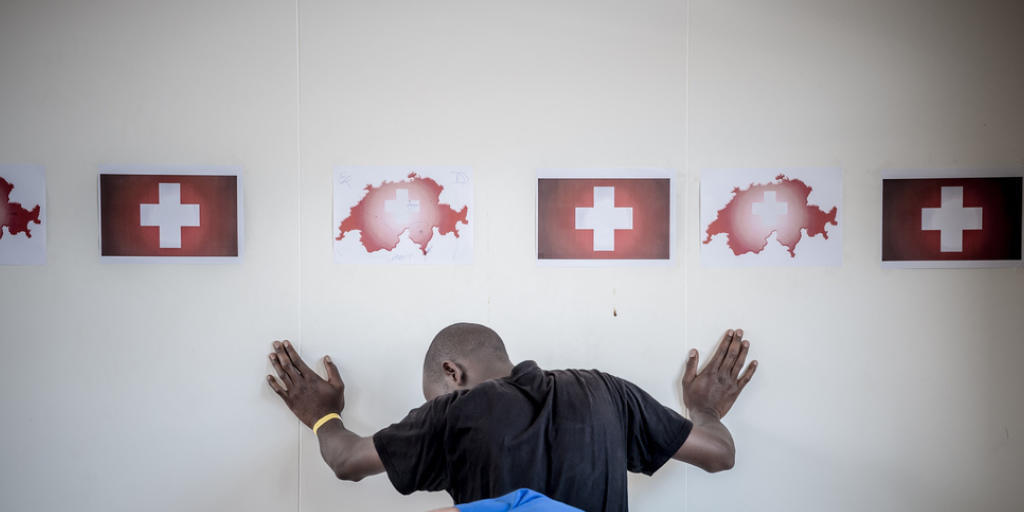 Ein Angehöriger des Grenzwachtkorps durchsucht einen Migranten. (Archiv)