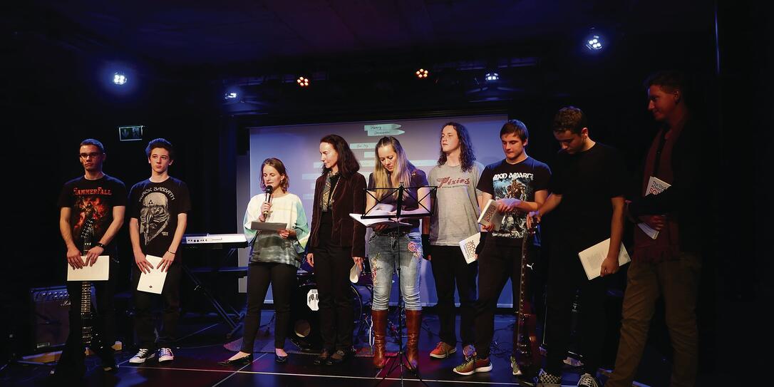 Die beteiligten Musiker mit den Moderatoren Helen Konzett und Verena Bühler. 	Bild: Mirjam Kaiser