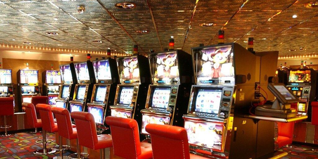 Mit wahnsinnig viel Glück können Normalsterbliche dank Lottoscheinen Millionär werden - oder auch mal an einem Spielautomaten im Casino. (Archivbild)