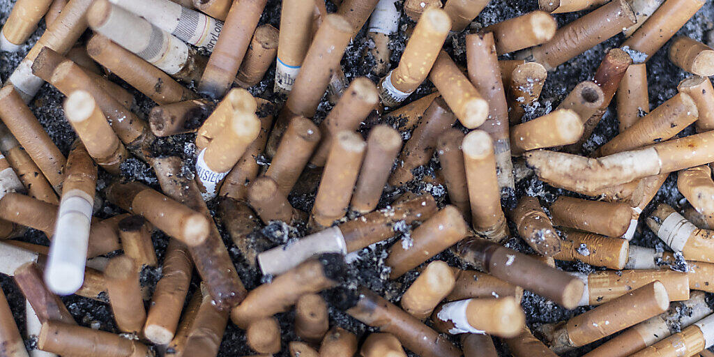 Die Schweiz ist bei der Tabakprävention europäisch im Hintertreffen: Zigarettenstummel in einem Aschenbecher. (Symbolbild)