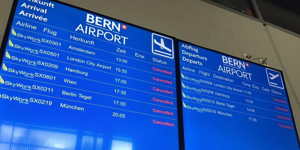 "Cancelled" hiess es am Sonntagmittag hinter den SkyWork-Flügen auf der Anzeigetafel des Flughafens Bern.