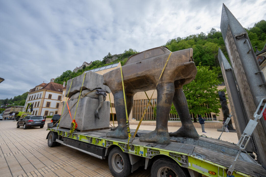 Aufbau der Skulpturen der Bad Ragartz in Vaduz (26.04.2024)