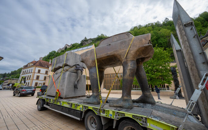 Aufbau der Skulpturen der Bad Ragartz in Vaduz (26.04.2024)
