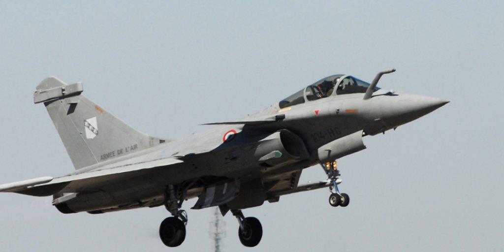 Ein französischer Rafale-Kampfjet wird an einer Flugshow in Indien vorgeführt. (Archiv) Ein französischer Rafale-Kampfjet wird an einer Flugshow in Indien vorgeführt. (Archiv)