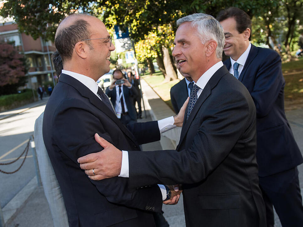Bundesrat Didier Burkhalter (rechts) begrüsst den italienischen Aussenminister Angelino Alfano (links) in Lugano.