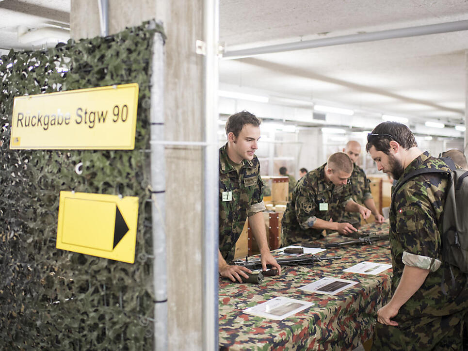 Künftig sollen Angehörige der Armee nach ihrer Entlassung für fehlende Diensttage zur Kasse gebeten werden. (Themenbild)