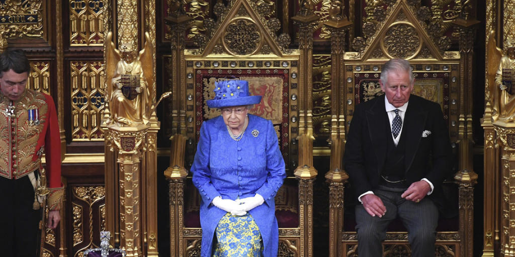 Grossbritanniens Queen Elizabeth II. (l.) und ihr Sohn, Prinz Charles (r.), während der Parlamentseröffnung in London.