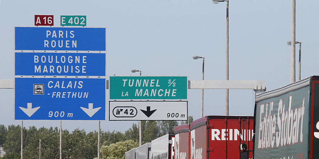 Warten auf dem Weg zum Eurotunnel in Calais: Ende Juni sorgten streikende Arbeiter für Verzögerungern, wie hier im Bild, nun sind es Flüchtlinge (Archivbild). Warten auf dem Weg zum Eurotunnel in Calais: Ende Juni sorgten streikende Arbeiter für Verzögerungern, wie hier im Bild, nun sind es Flüchtlinge (Archivbild).