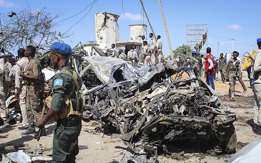 Bei einem verheerenden Anschlag mit einem Sprengstoff beladenen Lastwagen in der somalischen Hauptstadt Mogadischu starben am Samstag knapp hundert Menschen. (Archivbild)