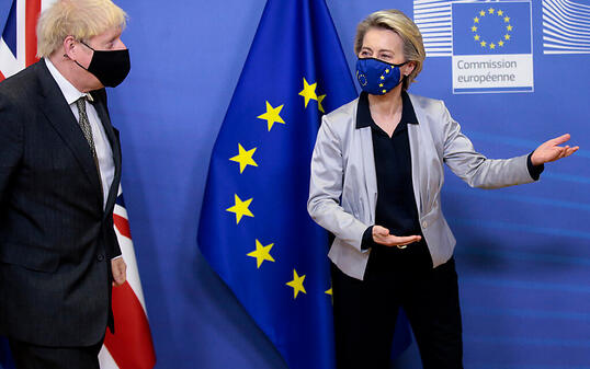 Ursula von der Leyen, Präsidentin der EU-Kommission, empfängt Boris Johnson, Premierminister von Großbritannien, zu dem gemeinsamen Treffen. Foto: Olivier Hoslet/Pool EPA/AP/dpa