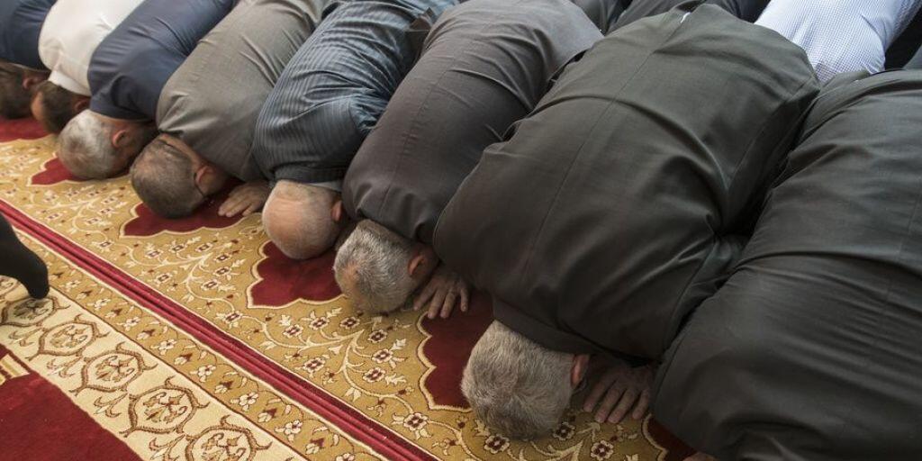 Muslime beten in der Moschee im Haus der Religionen am Europaplatz in Bern. Das Gedränge täuscht: Muslime in der Schweiz praktizieren ihre Religion gemäss einer Befragung des Bundesamts für Statistik zum Grossteil nur sporadisch. (Archivbild)