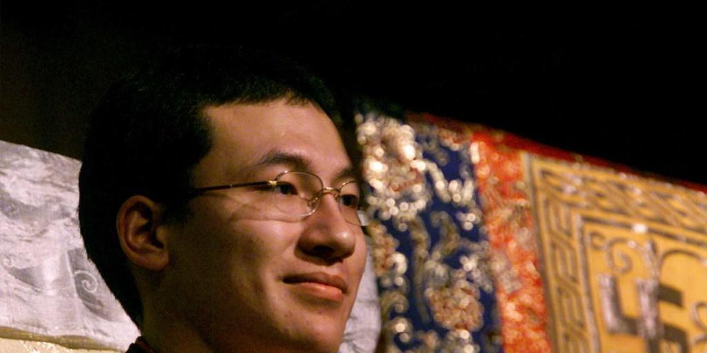 Der Mönch Thaye Dorje, der seit seiner Kindheit als Karmapa Lama verehrt wird, hat seine Jugendfreundin Rinchen Yangzom geheiratet. (Archiv) Der Mönch Thaye Dorje, der seit seiner Kindheit als Karmapa Lama verehrt wird, hat seine Jugendfreundin Rinchen Yangzom geheiratet. (Archiv)