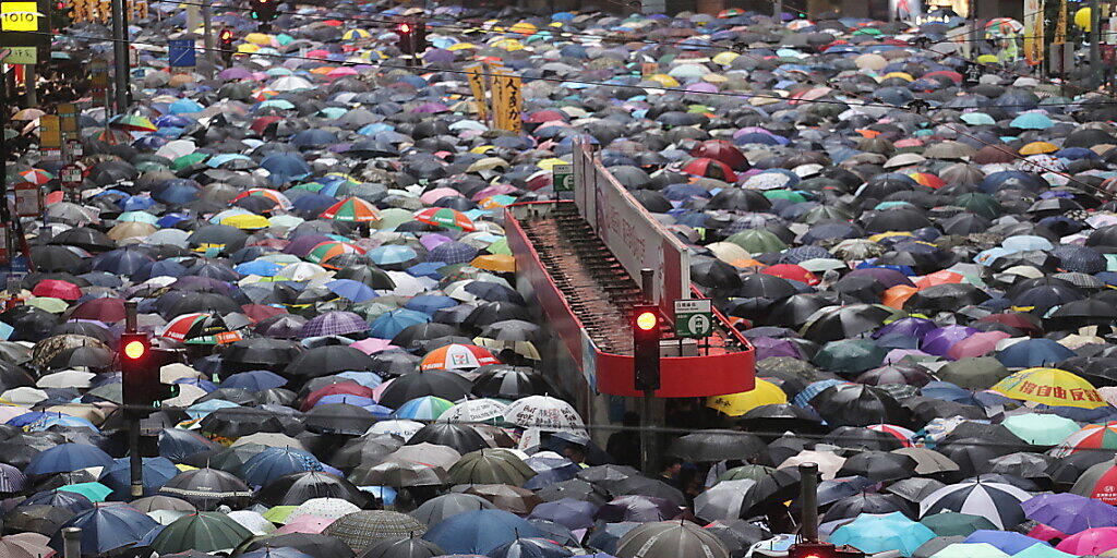 Erneut sind in Hongkong Hunderttausende von Menschen auf die Strasse gegangen, um gegen die pro-chinesische Regierung zu protestieren.