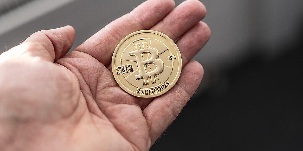 Die digitale Währung Bitcoin, die es praktisch fast nur elektronisch gibt, ist am Mittwoch im Wert wieder auf ein neues Allzeithoch gestiegen. (Archivbild)