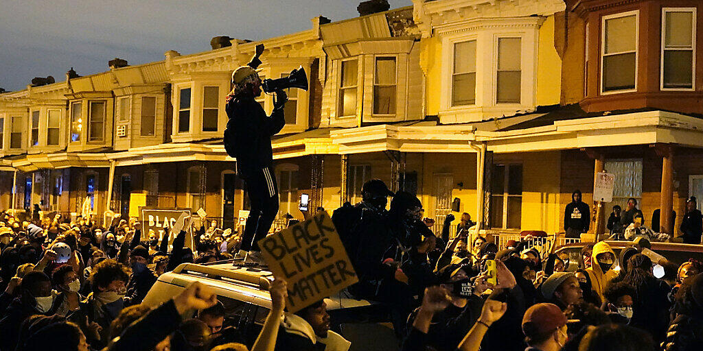 dpatopbilder - Demonstranten versammeln sich zu einem Protestmarsch nach dem Tod von Walter Wallace. Polizisten in der Stadt Philadelphia im US-Bundesstaat Pennsylvania haben am 26. Oktober den 27-jährigen Schwarzen erschossen. Foto: Matt Slocum/AP/dpa dpatopbilder - Demonstranten versammeln sich zu einem Protestmarsch nach dem Tod von Walter Wallace. Polizisten in der Stadt Philadelphia im US-Bundesstaat Pennsylvania haben am 26. Oktober den 27-jährigen Schwarzen erschossen. Foto: Matt Slocum/AP/dpa