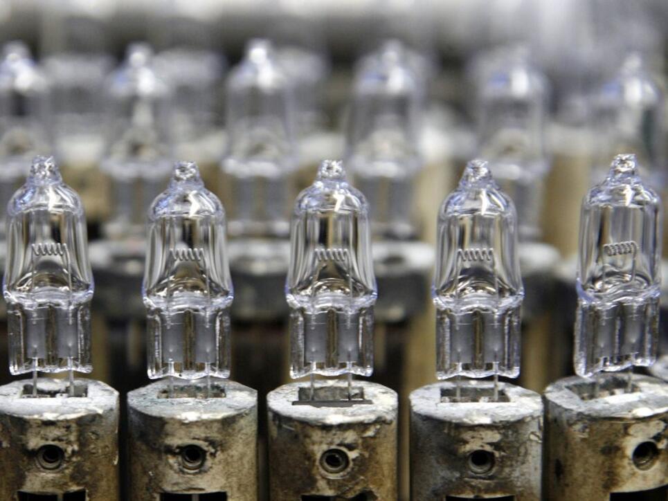 Sie gibt es nur noch bis Ende August 2019: Halogenlampen, hier in einer Philips-Fabrik in Aachen (D) im Jahr 2008. (Archiv)
