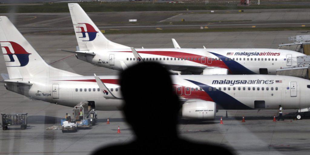 Schwer im Gegenwind: Ein Passagier blickt auf Malaysia-Airlines-Jets in Kuala Lumpur. (Archiv)