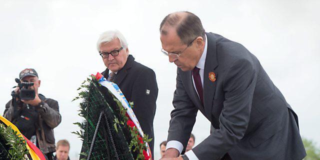 Frank-Walter Steinmeier und Sergej Lawrow (r.) gedenken der Opfer