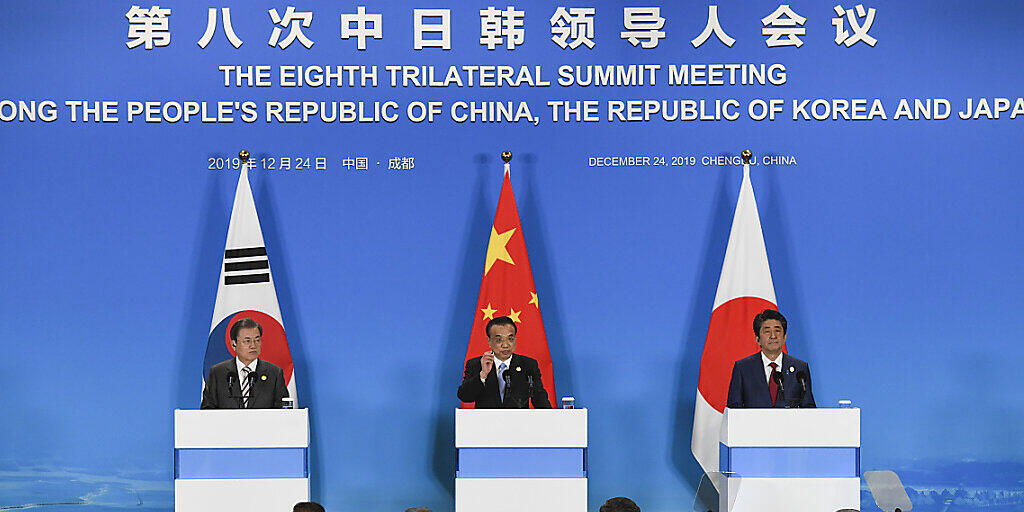 China, Japan und Südkorea haben ihre Unterstützung für die Atomgespräche zwischen den USA und Nordkorea zugesagt. Die Denuklearisierung Nordkoreas und ein "dauerhafter Frieden in Ostasien" seien ein gemeinsames Ziel der drei Länder, sagte Chinas Premier Li Keqiang (Mitte).