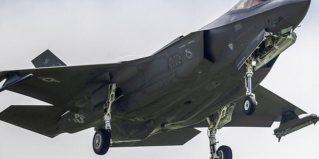 Die Schweiz kann neue Kampfjets kaufen. Das Stimmvolk hat der Beschaffung an der Urne knapp zugestimmt. (Archivbild) Die Schweiz kann neue Kampfjets kaufen. Das Stimmvolk hat der Beschaffung an der Urne knapp zugestimmt. (Archivbild)