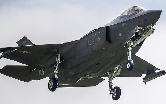 Die Schweiz kann neue Kampfjets kaufen. Das Stimmvolk hat der Beschaffung an der Urne knapp zugestimmt. (Archivbild)
