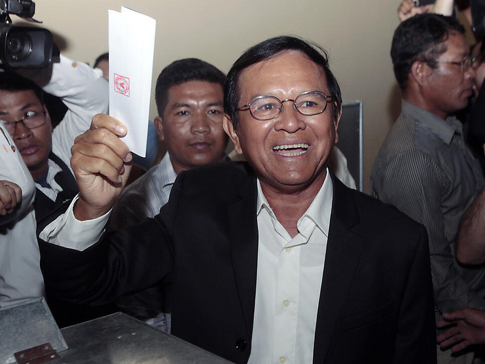 Der Führer der Opposition in Kambodscha, Kem Sokha, ist am Montag überraschend aus einer umstrittenen Haft entlassen worden. (Archivbild)