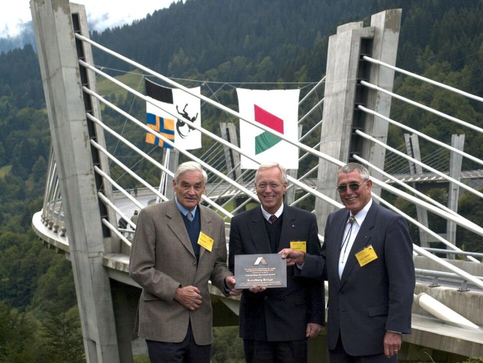 Brückenplaner Professor Christian Menn (ganz links) vor einem seiner Meisterwerke, der Sunnibergbrücke im Prättigau GR. Die schlanke, elegante Brücke ist das Wahrzeichen der Umfahrung Klosters GR.