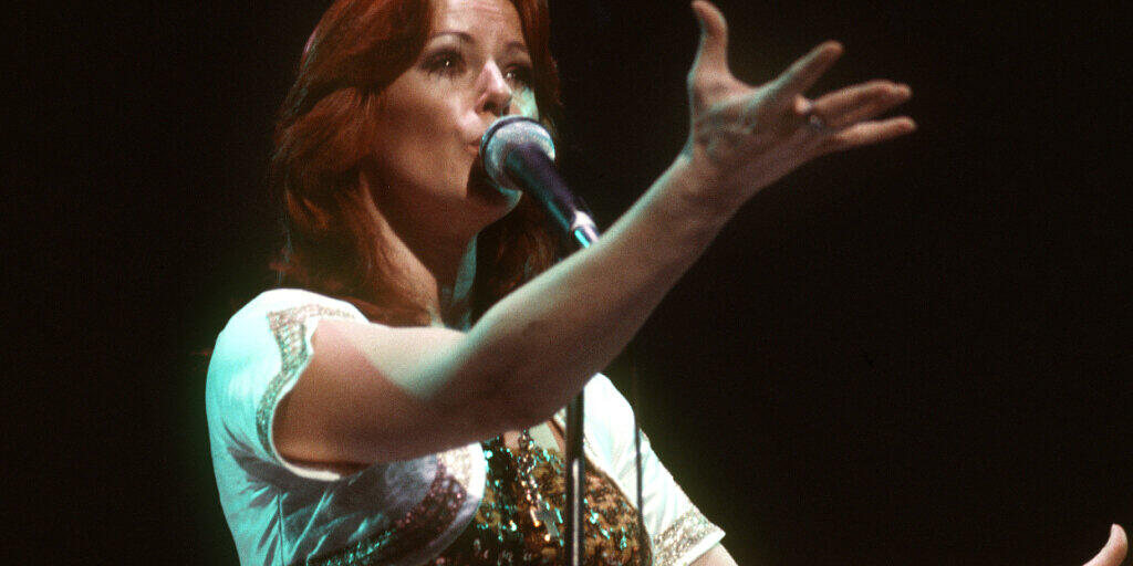 ARCHIV - Anni-Frid Lyngstad von der schwedischen Popgruppe Abba, bei einem Konzert der Band in der Deutschlandhalle im Rahmen ihrer Deutschland-Tournee. Foto: picture alliance / dpa