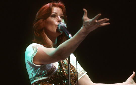 ARCHIV - Anni-Frid Lyngstad von der schwedischen Popgruppe Abba, bei einem Konzert der Band in der Deutschlandhalle im Rahmen ihrer Deutschland-Tournee. Foto: picture alliance / dpa