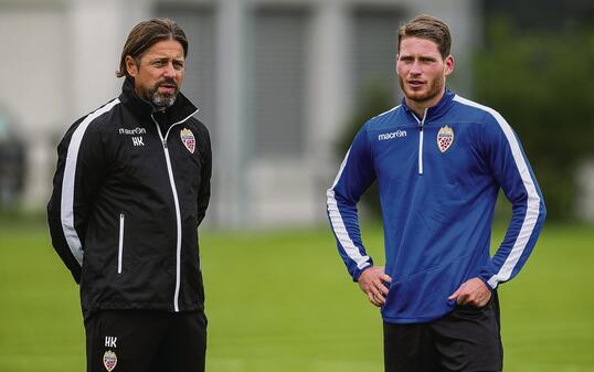Nicolas Hasler mit Natitrainer Helgi Kolvidsson